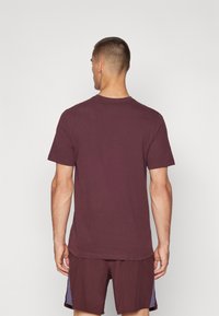 Nike Performance M NK DF TEE TRAIL LOGO - Športne majice - burgundy crush