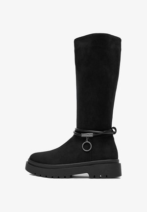 Mustast suteenast põlvekõrgune saabas jämeda tallaga, paelaga aksendiga ja ümmarguse metalldetailiga. Sile tekstuur ja minimalistlik disain.