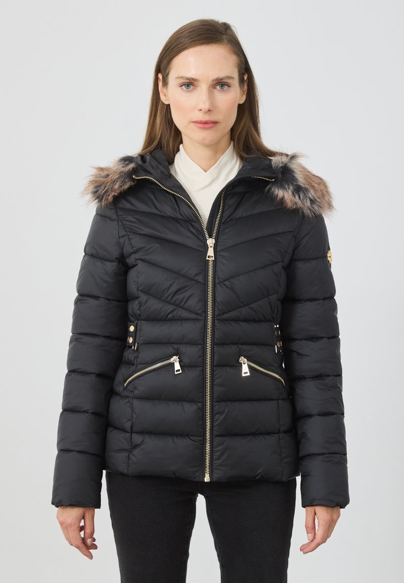 Jachetă neagră matlasată cu glugă din blană sintetică, fermoare aurii și două buzunare cu fermoar. Prezintă un design matlasat și o siluetă ajustată.