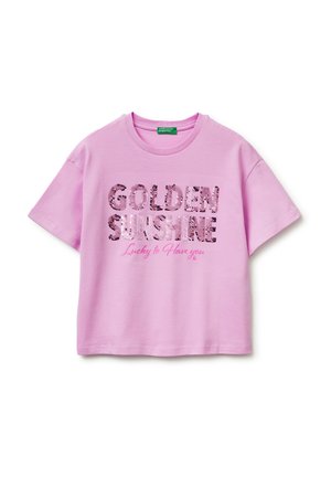 T-shirt rosa chiaro a maniche corte con testo paillettes "GOLDEN SUNSHINE" e testo corsivo più piccolo "Lucky to Have you" sul davanti.