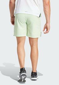 adidas Performance Pantalón corto de deporte - semi green spark