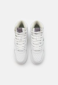 Høye sneakers i hvitt skinn med glatt tekstur, perforert tå og lys grå detaljer på tungen og sidens logo.