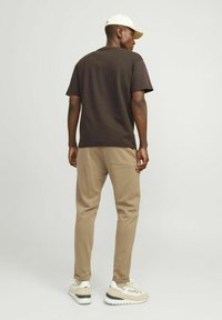 Jack & Jones JPSTACE SMART - Tracksuit bottoms - elmwood
