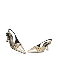 Tacones slingback metálicos en oro con punta afilada, que cuentan con tres correas horizontales y un tacón bajo y apilado. Textura suave y diseño llamativo.