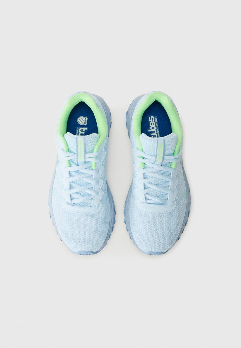 Helle blaue Sportschuhe mit Mesh-Obermaterial und grünen Akzenten, von oben auf einem schlichten weißen Hintergrund präsentiert.