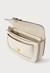 Borsa a mano in pelle color crema con bordature nere, minuteria dorata, chiusura a scatto magnetico e tasca interna con cerniera. Presenta un ampio scomparto.