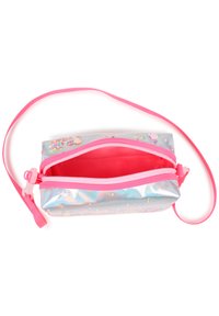 Διαφανής πλαστική τσάντα με ροζ φερμουάρ και λουράκι, διακοσμημένη με πολύχρωμες τρούφες στην επιφάνεια. Το εσωτερικό είναι απλό ροζ. Ορθογώνιο σχήμα.