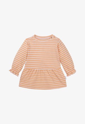 Stribet langærmet kjole i fersken og hvid, med en samlet talje, blødt stof og trykknapdetalje på skulderen.