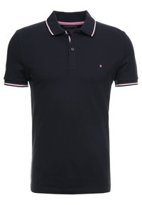 Polo de color azul marino hecho de algodón, con cuello y bordes de las mangas a rayas rosas, tapeta de dos botones y un pequeño logo en el pecho.