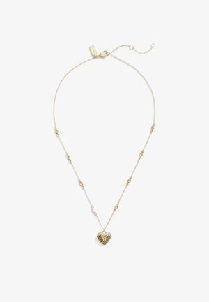 Collar de cadena de oro con un charm en forma de corazón texturizado, que presenta pequeños eslabones decorativos y un cierre. El corazón está intrincadamente diseñado con un patrón.