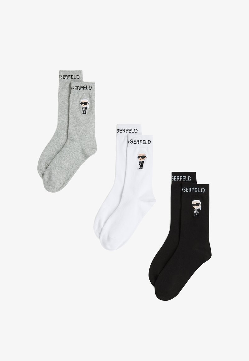 Trei perechi de șosete de echipă în culorile gri, alb și negru, fiecare având un logo de desen animat și textul "GERFELD" pe manșetă.