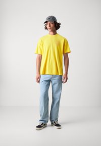 Edwin MUSIC CHANNEL UNISEX - Nyomott mintás póló - lemon chrome