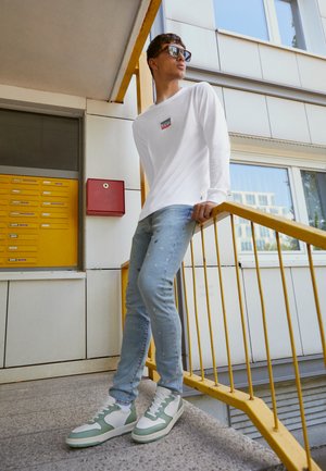 LONGSLEEVE CHESTHIT SPORTSWEAR LOGO - Long sleeved top - white