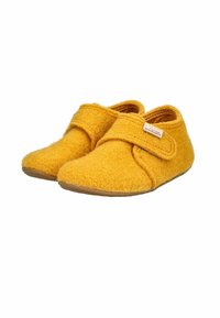 Pantofole gialle in feltro con cinturino in Velcro, punta arrotondata e suola in gomma flessibile. Texture morbida con un design semplice e senza motivi visibili.