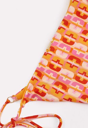Haut de bikini triangle avec motif géométrique rétro en nuances d'orange, rose, rouge et jaune, doté de bretelles ajustables et d'une petite étiquette dorée.