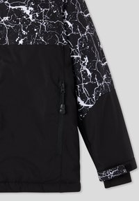 Czarna rękaw od kurtki i bok z białym marmurowym wzorem na ramieniu i mankiecie, z pionową kieszenią na zamek i paskiem na rzep.