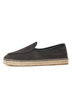 Espadrille noire en daim à enfiler avec semelle en jute tressé et détails cousus, talon plat et bout arrondi.