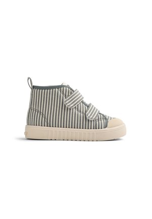 Børnesneaker med grå og hvide lodrette striber, to velcrolukninger, beige gummisål og løkke bagpå.