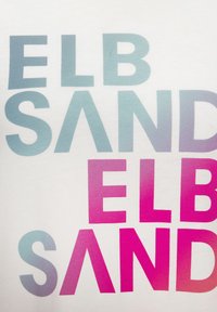 Weißes Baumwoll-T-Shirt mit großem Text, der "ELB SAND" in einem Farbverlauf von Blau zu Pink in fetten Blockbuchstaben zeigt.
