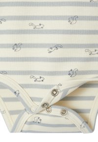 Gestreiftes Bodysuit in Creme und Hellblau mit einem Eichhörnchenmuster. Baumwollmaterial mit Druckknöpfen im unteren Bereich. Weicher Stoff.