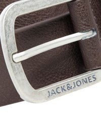 Cinturón de cuero marrón con una hebilla de metal plateado, que presenta el texto grabado "JACK&JONES", mostrando una forma rectangular y un acabado texturizado.