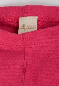 Indumento in cotone rosa con scollatura rotonda, caratterizzato da un orlo cucito e un'etichetta con la scritta "sigikid". Tessuto morbido, colore uniforme.