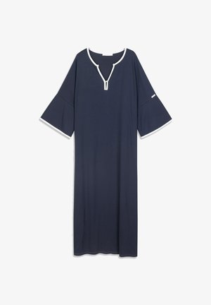Marineblauwe jurk met een V-hals en een sleutelgatdetail, met witte bies langs de halslijn en mouwen. Uitlopende korte mouwen versterken het ontwerp.