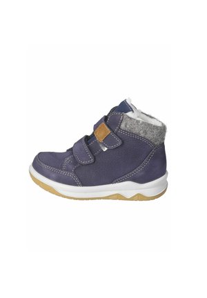 Zapatilla alta morada con dos correas de Velcro, forro de felpa blanca y suela de goma. Acabada con un parche beige cerca del tobillo.