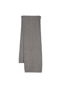 Scarf grigia lavorata a maglia con texture a coste verticali, bordi grezzi e un piccolo dettaglio del logo in basso.