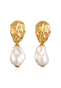 Boucles d'oreilles dorées avec des sommets texturés en forme organique et des pendentifs en perles blanches irrégulières. Présente une finition brillante et un design élégant.