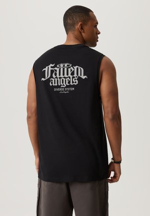 Czarna koszulka bez rękawów z dużym szarym napisem "Fallen Angels" oraz "Diverse System" na plecach. Wykonana z miękkiego materiału bawełnianego.