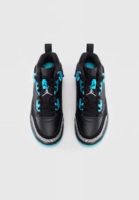 Melnas sporta kurpes ar tirkīza akcentiem, izgatavotas no ādas un tekstila materiāla, ar apaļām šņorēm un rakstainu vidusdaļu. Iekļauts Jumpman logo.