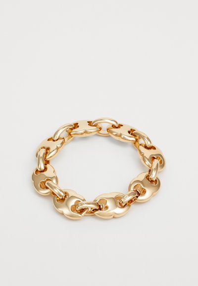 Gouden schakelarmband met gladde, afgeronde schakelgroepen met afwisselende ontwerpen en een klein logo-accent op één schakel.