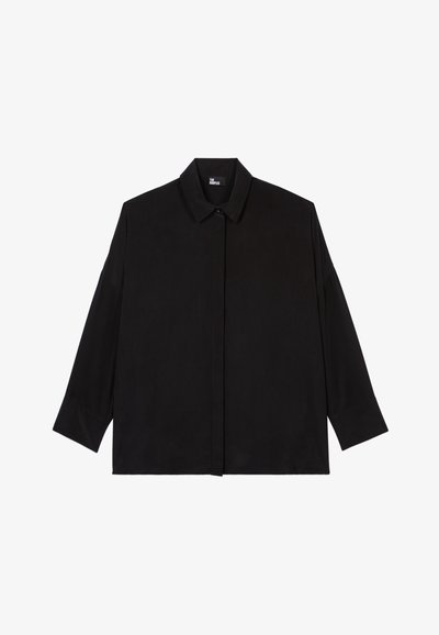 Camisa negra de botones con cuello, mangas largas y un corte relajado. Confeccionada con una tela suave y lisa, sin patrones visibles.