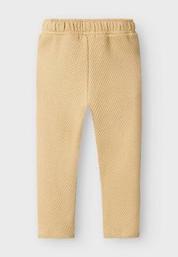 Pantalons texturés jaunes clairs avec un motif tissé, dotés d'une taille élastique, de jambes droites et sans fermetures ni poches visibles.