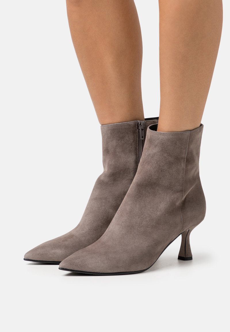 Kennel & Schmenger Kim Short Suede Smoke Boots 61-33500-465 SS main image 1