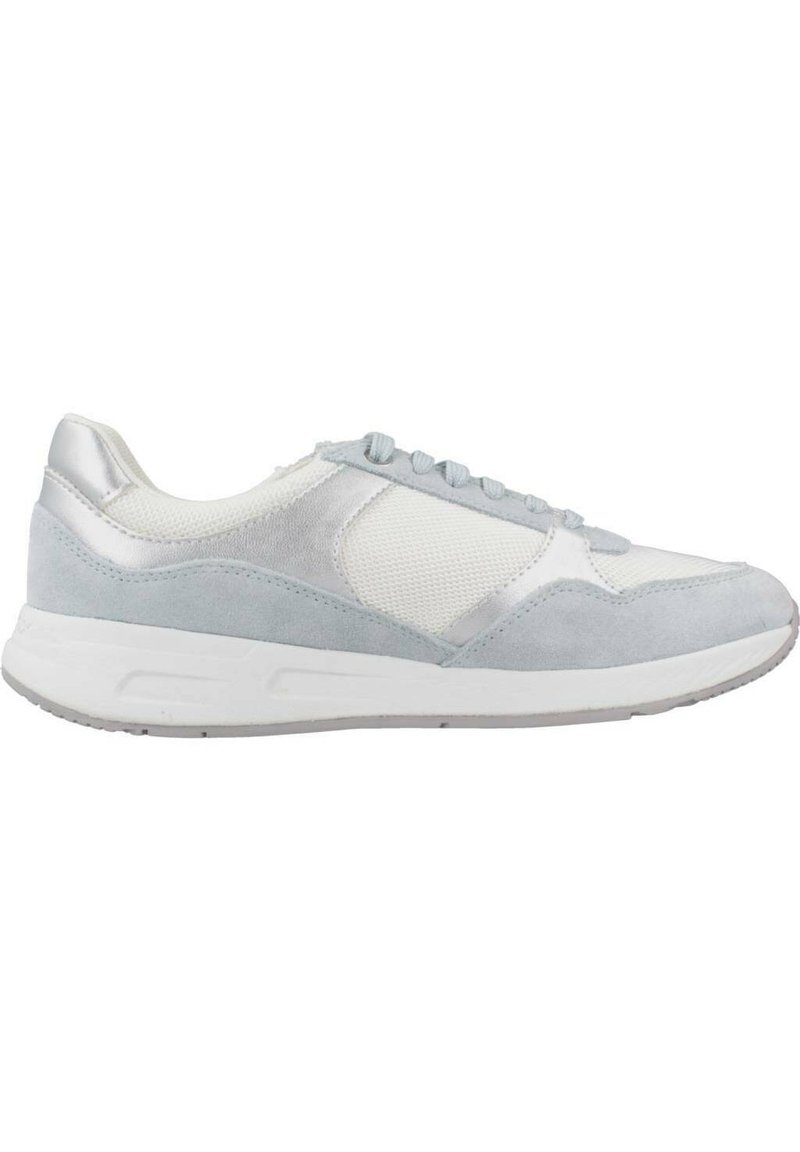 Baskets bleu clair avec une tige en daim et en maille, des accents argentés et une semelle en caoutchouc blanche. Comprend des lacets et un col rembourré.