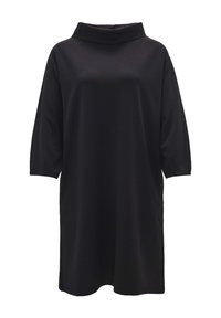 Robe noire longueur genoux avec manches trois-quarts et large col bateau, en tissu lisse.