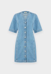 Φόρεμα από ανοιχτό μπλε τζιν με κουμπιά, κοντά μανίκια και γιακά V, με λευκά κουμπιά στο κέντρο μπροστά.