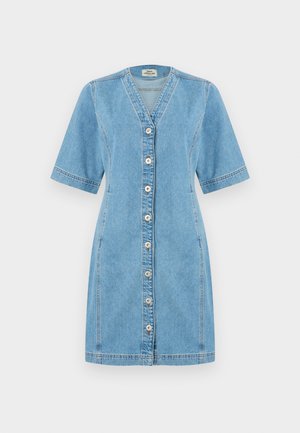 Lys blå denimkjole med knapper, korte ermer og V-hals, med hvite knapper midt foran.