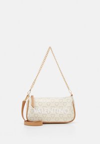 Bolso Valentino con cuerpo de tela beige con un patrón triangular, logo blanco y una correa de cadena dorada desmontable.