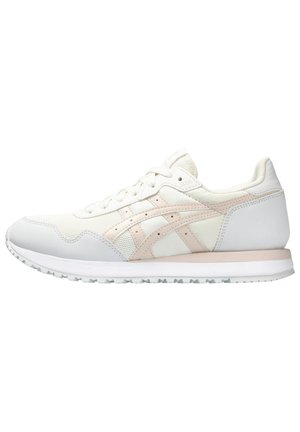 Zapatos deportivos blancos con una malla texturizada y material sintético liso. Presentan detalles en rosa claro y una suela acolchada. Diseño clásico de corredor.