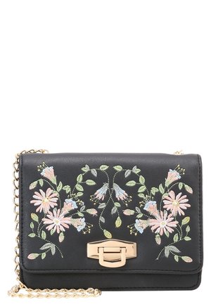 Czarna skórzana torba na ramię z pastelowymi różowymi i niebieskimi haftowanymi kwiatami oraz złotym łańcuszkowym paskiem i zapięciem.