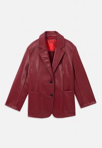 Blazer in faux pelle rossa con collo a revers, due tasche frontali e due bottoni neri. Foderato con un interno rosso a contrasto.