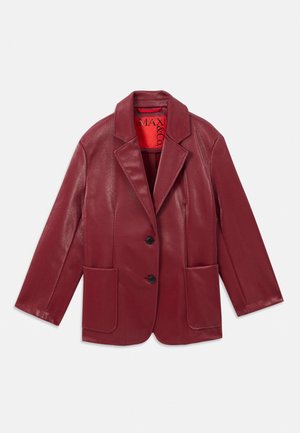 Blazer in faux pelle rossa con collo a revers, due tasche frontali e due bottoni neri. Foderato con un interno rosso a contrasto.