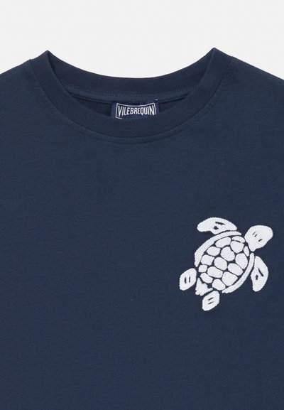 Marineblå t-skjorte med rund hals og hvit brodert havskilpadde på venstre bryst, samt Vilebrequin-merkelapp inne i kragen.
