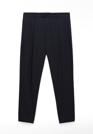 Pantalon noir texturé à jambe droite avec passants pour ceinture et poches latérales, posé à plat sur un fond blanc.