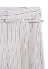 Beige-weiße, gestreifte Leinenhose mit einem passenden Stoffgürtel, Gürtelschlaufen und vorderen Falten, Größe klein.