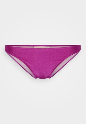 Violet bikses ar gludu, spīdīgu tekstūru un minimālistisku dizainu. Ievērojamas caurspīdīgas sānu daļas kontrastējošās krāsās.