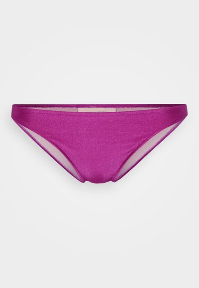 Lilla bikinitruser med en glatt, skinnende tekstur og et minimalistisk design. Har kontrasterende gjennomsiktige sidepaneler.